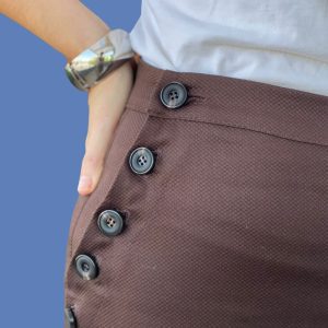 Calça cintura alta e fechamento com botões