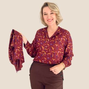Camisa com gola padre e lenço removível