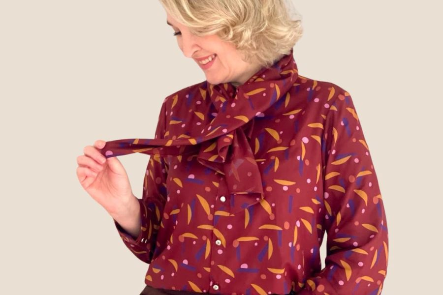Camisa com Gola Padre e Lenço Removível