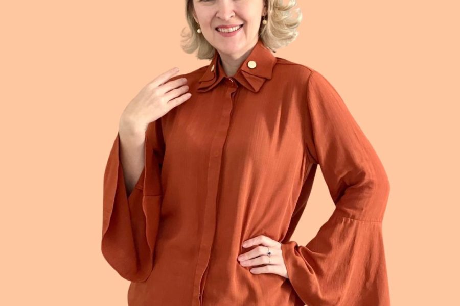 Camisa Feminina Gola Dupla com Manga Boca de Sino