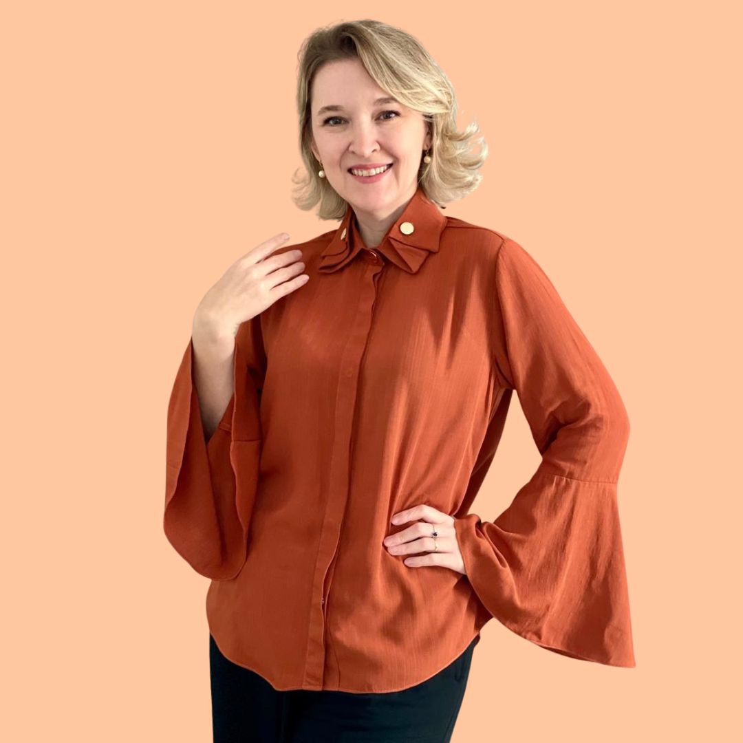 Camisa Feminina Gola Dupla com Manga Boca de Sino